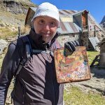 Borgogno mostra una vecchia confezione di dolci - Foto p.g.c. progetto CleanAlp 